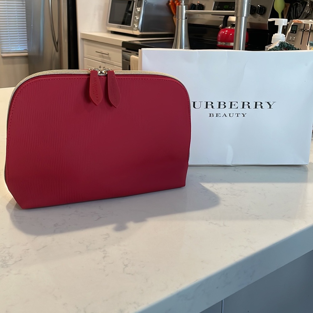 - 🌺 NEW BURBERRY Exclusive red pouch   faux leather toiletry bag  case🌺